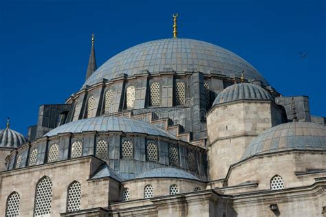 A Cúpula de Süleymaniye – Um Testemunho da Grandeza Arquitetônica Otomana e Uma Sinfonia de Luz Divina!