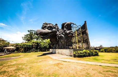 Garuda Wisnu Kencana: Uma Sinfonia de Pedra e Fé!