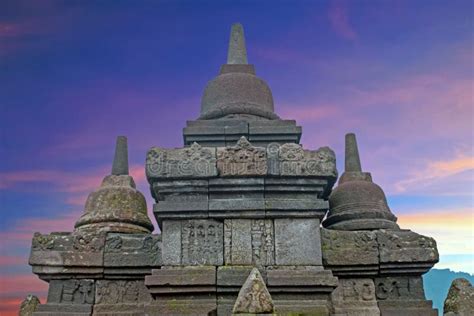 “O Jardim de Borobudur”! Uma Viagem Mística Através da Pedra e do Tempo!