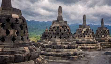 A Maravilhosa Parede de Borobudur com Suas Formas Espirituais e Linhas Geométricas Perfeitas!